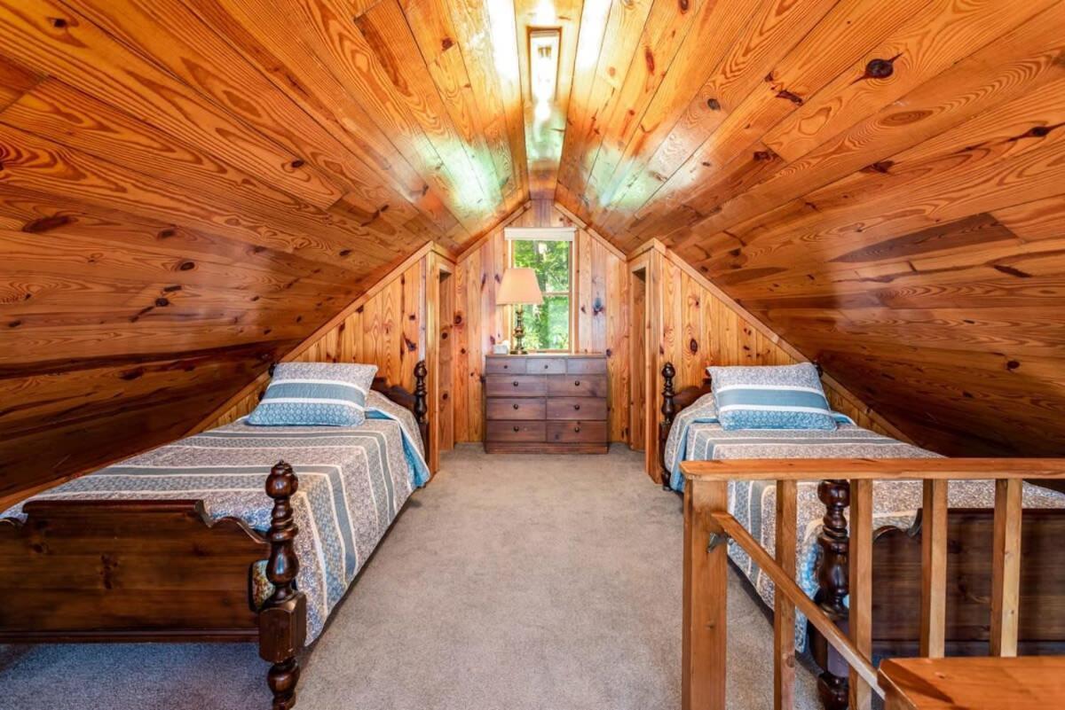 Hot Tub, Large Deck, Wifi, Fire Pit At *