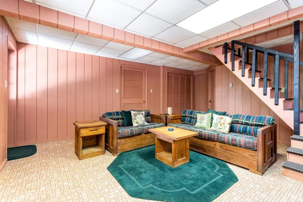 Hot Tub, Large Deck, Wifi, Fire Pit At Holiday home *