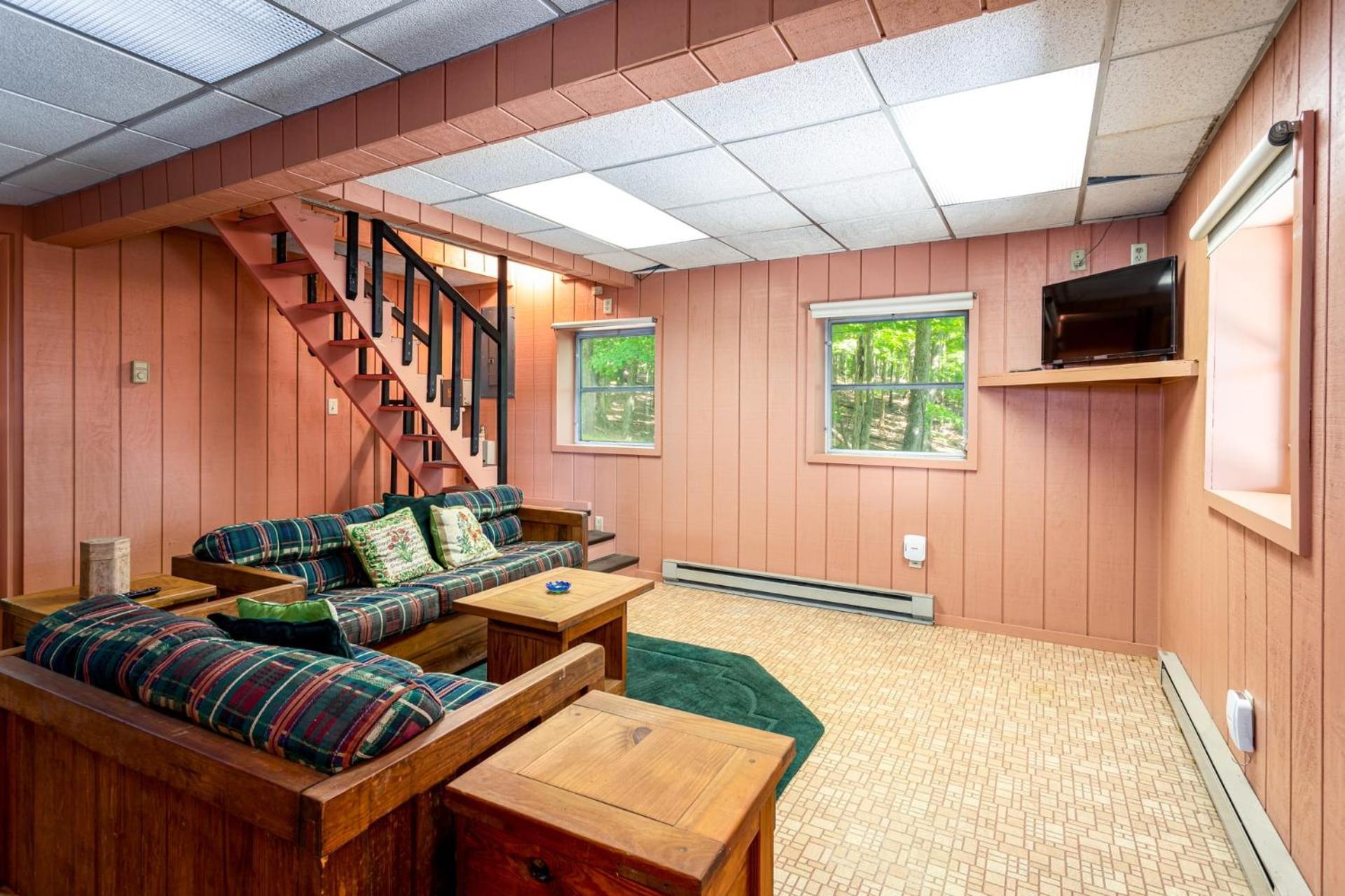 Hot Tub, Large Deck, Wifi, Fire Pit At