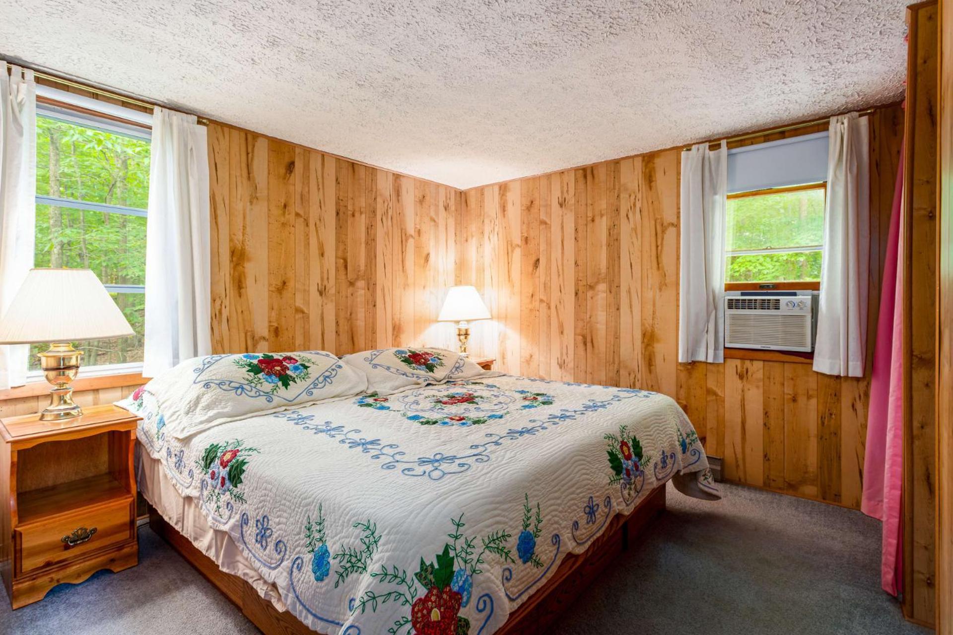 Hot Tub, Large Deck, Wifi, Fire Pit At Holiday home