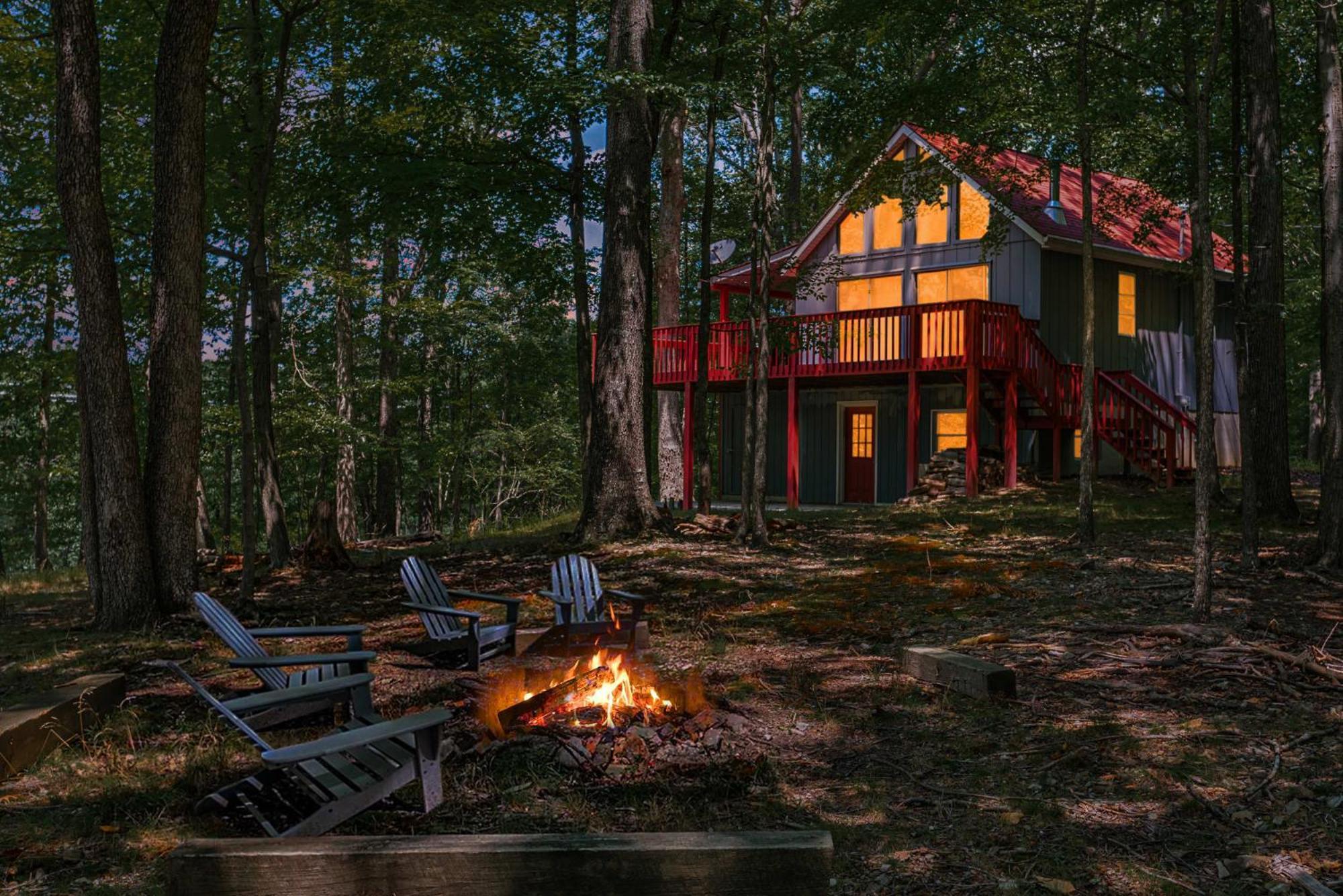 Hot Tub, Large Deck, Wifi, Fire Pit At Morton Grove