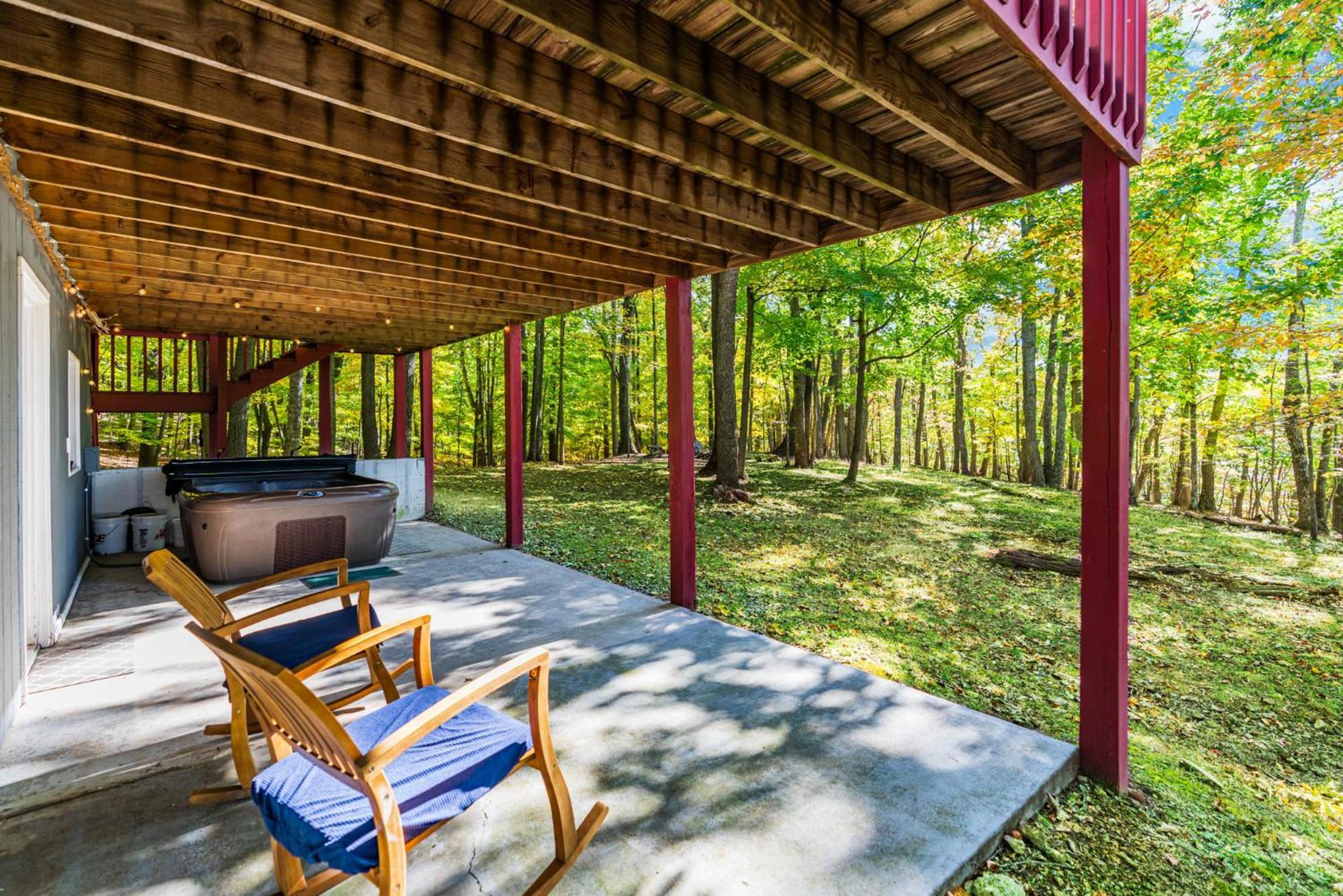 Hot Tub, Large Deck, Wifi, Fire Pit At Holiday home